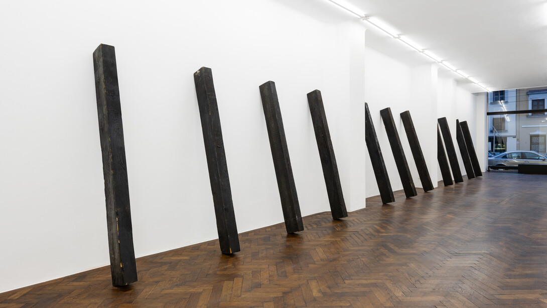 Richard Nonas, Slow narrative, ausstellungsansicht. Mit freundlicher genehmigung von Galerie Hubert Winter
