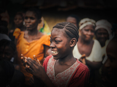 Niña africana aplaudiendo
