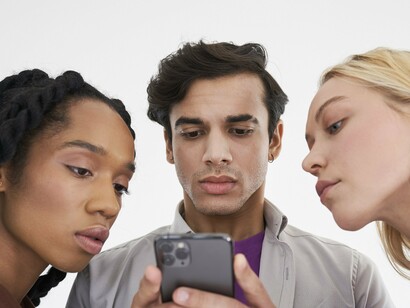 Jovens observam telefone apreensivamente. Não entendemos a necessidade da organização cultural até então criada, não entendemos porque hoje somos assim, porque desvalorizamos um passado obsoleto em questões pesadas e complexas que hoje, não queremos sequer saber