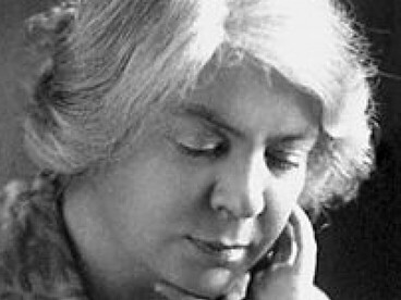 Grazia Deledda nacque a Nuoro nel 1871 e sviluppò da autodidatta una precoce vocazione per la scrittura, in un ambiente familiare e sociale ancora fortemente legato alle tradizioni sarde