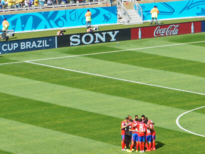 Los jugadores de la selección de Costa Rica se reunieron antes del inicio de su partido contra Inglaterra en la Copa Mundial de la FIFA 2014, el 24 de junio de 2014, en el Estadio Mineirão de Belo Horizonte, Brasil