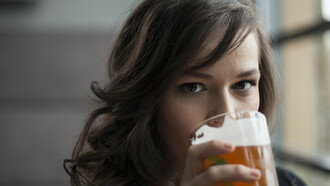 Mujer bebiendo cerveza