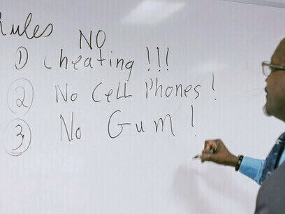 L'enseignant a noté toutes les règles importantes avant de commencer le test