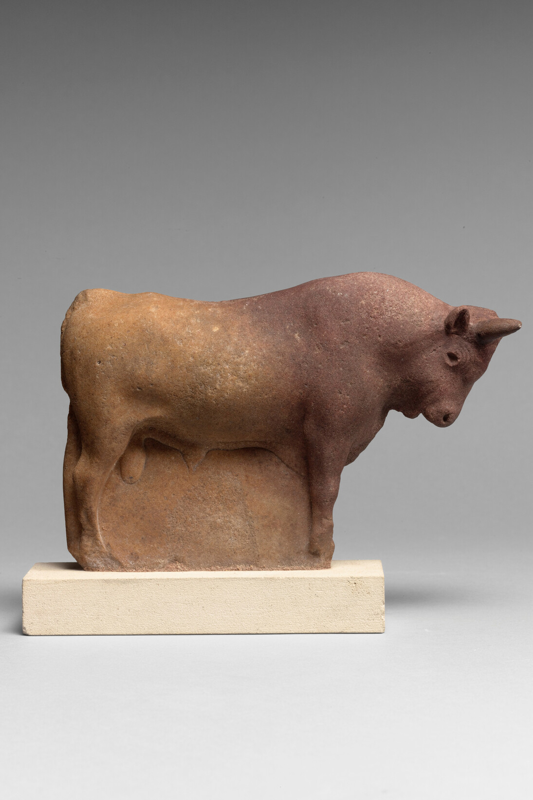 Estatuilla de toro . Bos Taurus. Cuarcita, antiguamente con los ojos incrustados Época grecorromana (332 a. C. – 395 d. C.) © Musée du Louvre, dist. RMN-GP. Foto: Hervé Lewandowski