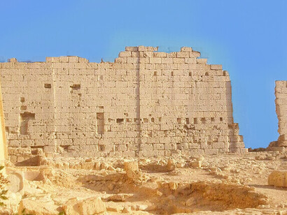 Al llegar a Taposiris Magna, la emoción la invade y la frustración pronto ocupa su lugar pues descubre que el sitio arqueológico estaba a punto de ser cerrado, tras varias décadas de infructuosas exploraciones. Templo de Osiris, Abu Sir (Taposiris Magna), Egipto