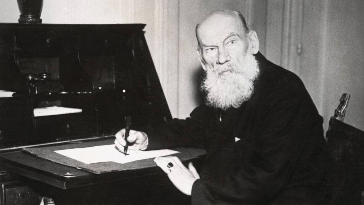 León Tolstói fue un novelista ruso, considerado uno de los escritores más importantes de la literatura mundial