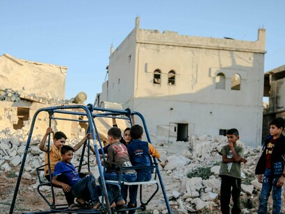 Crianças brincam entre escombros. Albino caminhou até lá abrindo a porta de rede e deparou-se com um pequeno cão que balançava a cauda e corria freneticamente pelo jardim. Olhou os proprietários que o seguiam em passos curtos e receosos