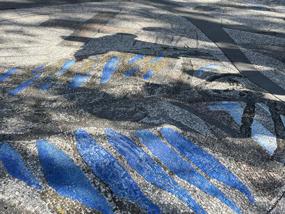 Prologo, Opera in nero di Mariella Busi De Logu  Ravenna, Italia (foto di Sara Maioli)