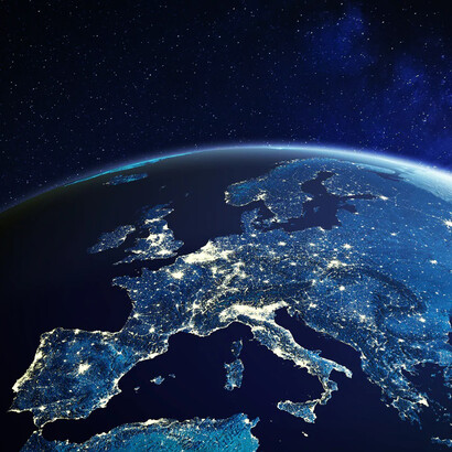 Gaia, l’essere vivente che ci ospita, ha avuto nel corso dei suoi milioni di anni di vita, molte disavventure. Noi, consumatori, che siamo diventati i suoi parassiti più pericolosi, siamo solo l’ultima