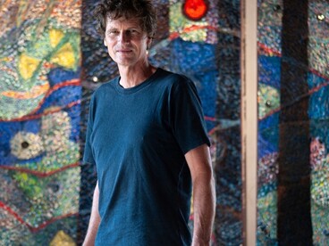 Gregor Becker e una delle sue opere in una foto Maurizio Di Giovancarlo - Tuscia Fotografia