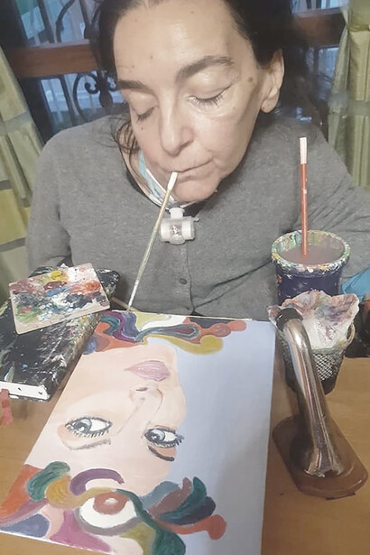Laura Boerci mentre dipinge