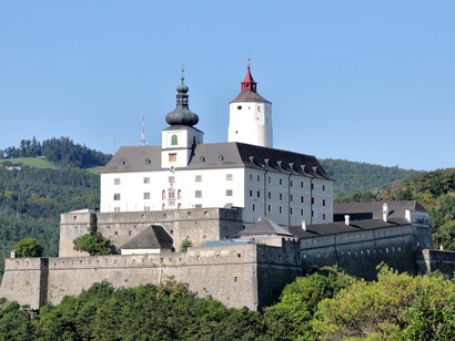 Il castello di Forchtenstein (in tedesco Burg Forchtenstein; in ungherese Fraknó vára) è una struttura difensiva situata a Forchtenstein nel Land austriaco del Burgenland. Forchtenstein, Austria