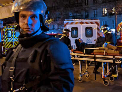 Polícia assistindo após o crime de Paris