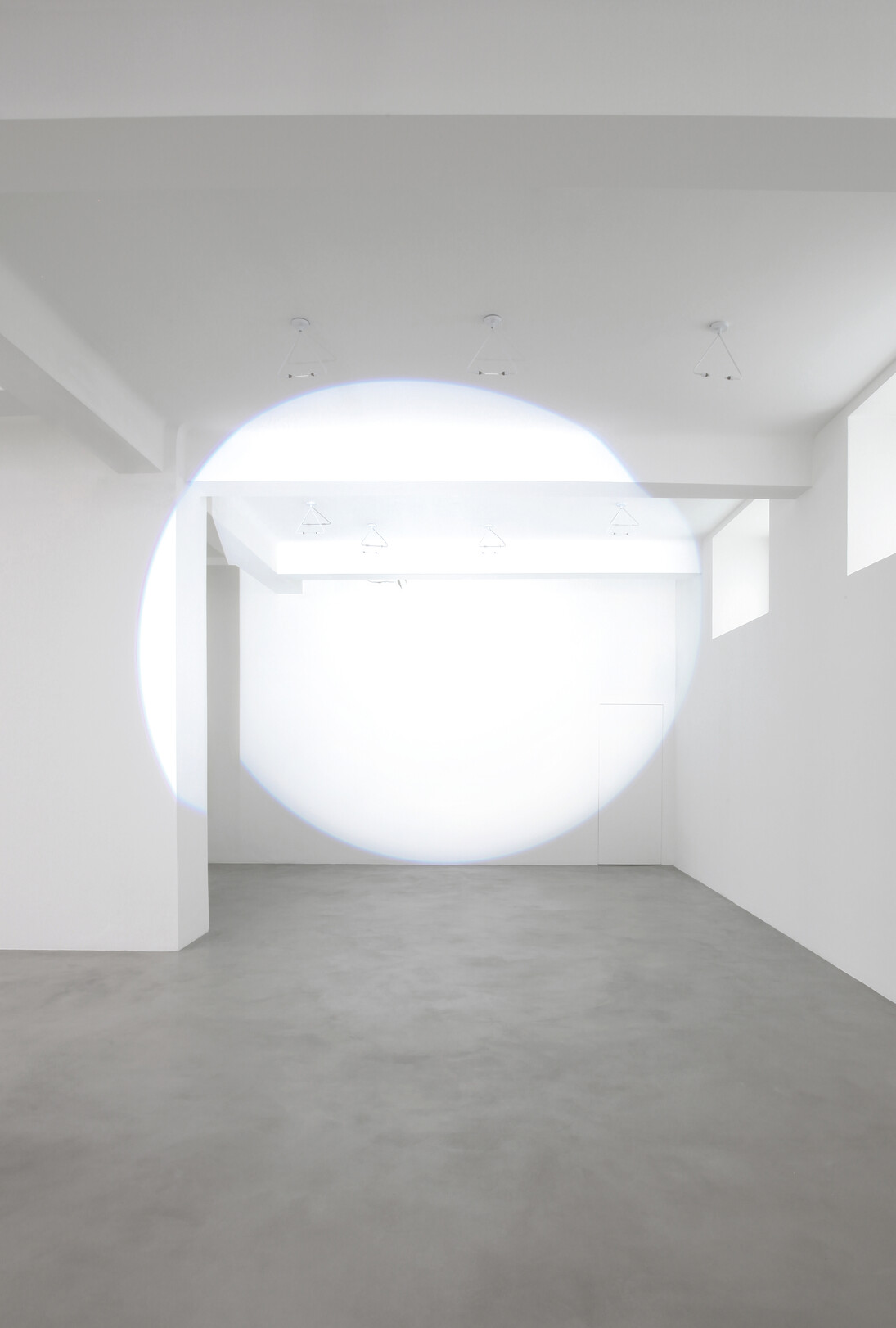 Michel Verjux, Fragmentée sur plusieurs plans (murs, plafond, poutres), ouverture maximale (source au sol), 2016 Proiettore. Courtesy A arte Invernizzi, Milano. Foto Bruno Bani