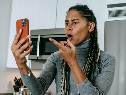 Mulher se revolta com o conteúdo disponível nas redes. Apesar da predominância dos padrões de beleza ocidentais, há uma crescente resistência e valorização da diversidade. Movimentos sociais e campanhas de conscientização têm promovido a aceitação e a inclusão de diferentes tipos de corpos, etnias e características físicas