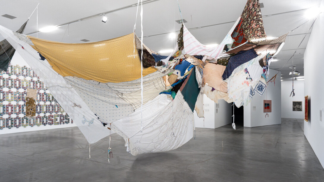 Verschiedene künstler:innen, Accumulation. Über ansammeln, wachstum und überfluss,
erste sequenz, ausstellungsansicht. Mit freundlicher genehmigung des Migros Museum