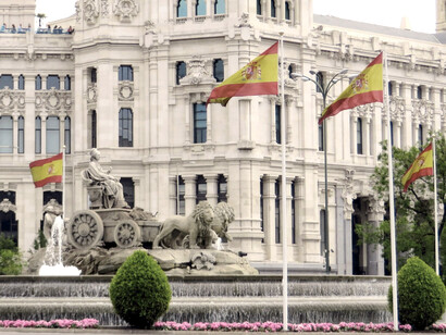 La plaza de Cibeles se encuentra en la ciudad española de Madrid. Este lugar es uno de los más simbólicos de la capital de España