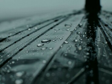 Mojarse un poco bajo la lluvia también puede ser una forma de reconciliarse con el instante y dejar que el día termine más despacio