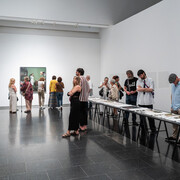 Varios artistas, Una ciudad desconocida bajo la niebla, vista de exhibición. Cortesía de Museu d’Art Contemporani de Barcelona