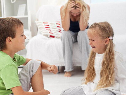 Madre incapaz ante el comportamiento de sus hijos