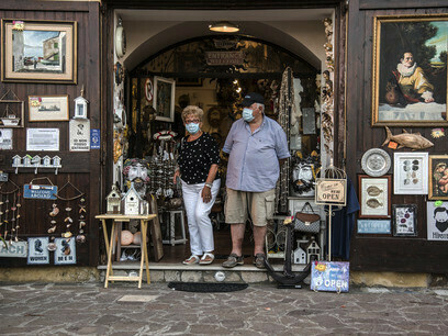 Gaeta, 20 julio 2020: dos comerciantes esperan clientes (Jasper S. Jensen/Italia Magazine)