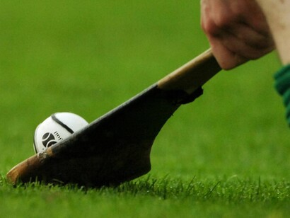 El palo o hurley golpea la bola de hurling