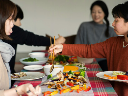 La chaleur d’un repas partagé vaut bien plus que mille mots