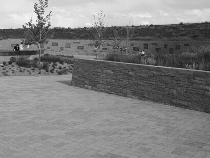 Que se debate en soledad, sí, pero con una brújula moral que no apunta al éxito ni al poder, sino al encuentro. Monumento Conmemorativo de la Escuela Secundaria Columbine, Clement Park, Littleton, Colorado, 2008. EE.UU.