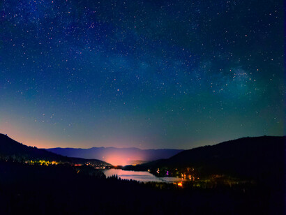 Vista a lo lejos de una comunidad bajo las estrellas