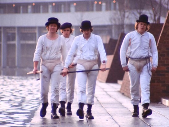 Alex insieme ai suoi drughi in una scena del film "Arancia meccanica" (A Clockwork Orange), del 1971, sceneggiato, diretto e prodotto da Stanley Kubrick