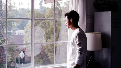 La tristesse se reflète dans le silence d'un regard perdu