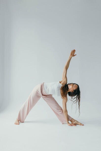 Mulher pratica yoga como exercício físico
