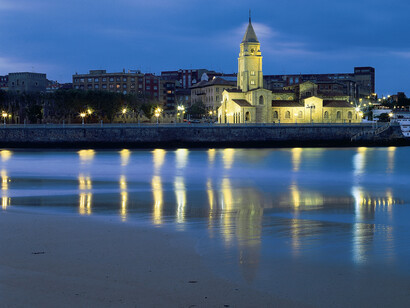 Gijón. Vista desde la playa de la Iglesia de San Pedro