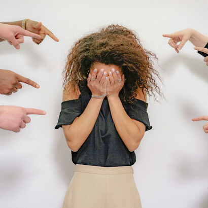 En este escenario, el temor no es solo equivocarse, sino convertirse en espectáculo del error