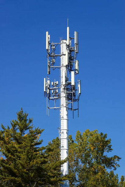 Antenne 5G. Le rapport vise à justifier de larges déploiements de nouvelles antennes, à maintenir l'économie sur la même voie de croissance insoutenable et exponentielle, et à convaincre le public et les politiciens que la 5G est verte, propre