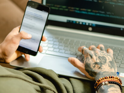 Programador grava palavras no celular para ajudar em software de fonética