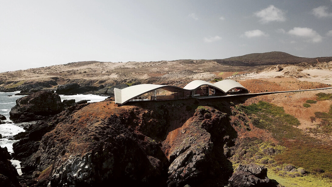 Ochoquebradas es un proyecto llevado adelante por Ryue Nishizawa, quien concibe la arquitectura como una experiencia sensorial y física que desdibuja las fronteras entre lo construido y lo natural