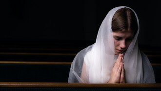 Según la religión: la desobediencia, soberbia luciferina, instituye a la mujer como causa que activa el pecado