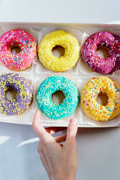 Donuts colorati. Equilibrio tra benefici e rischi: l'importanza della corretta gestione degli additivi alimentari