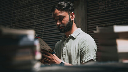 A leitura envolve mais do que as palavras na superfície. Requer a interpretação do que está além do literal, integrando conhecimentos semânticos e pragmáticos que enriquecem os sentidos construídos