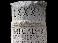 Segmento di una pietra miliare lungo la via Appia a Cerignola, Italia