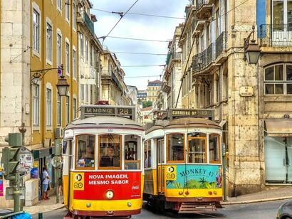 Passeio no elétrico 28 pelas ruas de Lisboa, Portugal