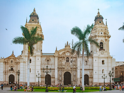 Plaza Mayor de la ciudad del polvo y la niebla, Lima, Perú