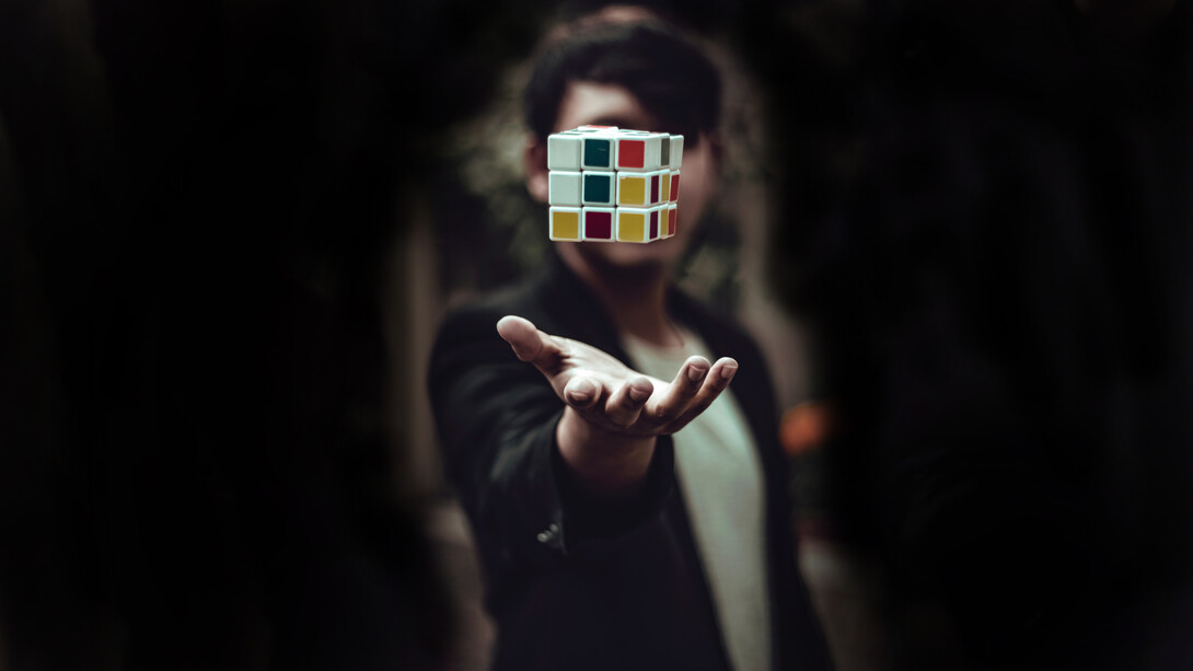 Cubo di Rubik. Ciò che la teoria della complessità vuole abolire non sono le conquiste intellettuali e tecniche del metodo scientifico messo a punto da Cartesio, Galileo e Newton, ma la pretesa che quel metodo sia assoluto