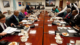 Le secrétaire américain à la Défense Chuck Hagel s’entretient avec plusieurs dirigeants africains au Pentagone lors d’une réunion consacrée à la coopération sécuritaire et à la stabilité en Afrique de l’Ouest, le 28 mars 2013