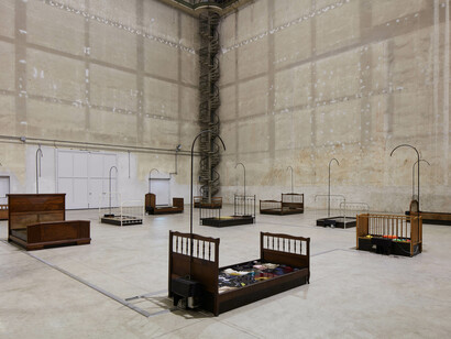 Chen Zhen, Jardin-Lavoir, 2000, Veduta dell’installazione, Pirelli Hangar Bicocca, Milano, 2020 © ADAGP, Parigi. Courtesy Pirelli HangarBicocca, Milano, e Galleria Continua, foto Agostino Osio