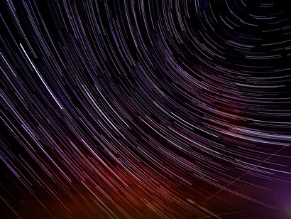 Un vórtice de luz en el cielo. De la energía surge el principio de conservación y de la materia surge el principio de destrucción