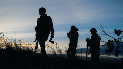 Soldados ucranianos en un operativo militar durante la invasión rusa