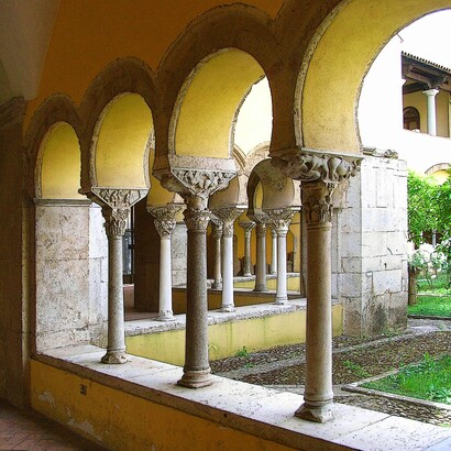 Colonne nel Chiostro del complesso monastico di Santa Sofia. Benevento, Italia