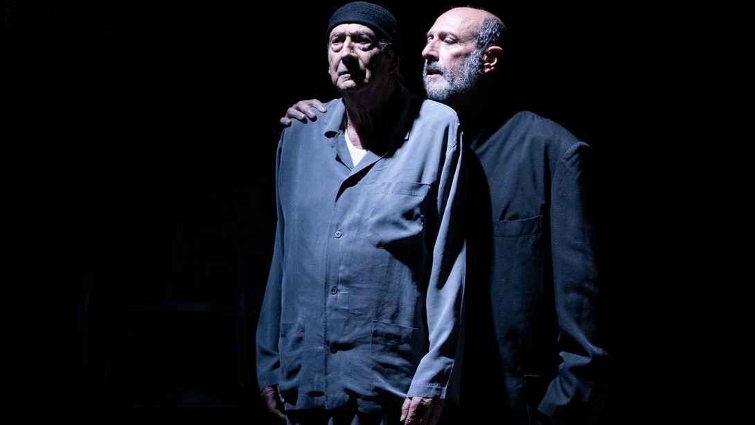 Dario Marconcini ed Emanuele Carucci Viterbi in “La mamma sta tornando, povero orfanello” di Jean Claude Grumberg. Il dramma, andato in scena al Teatro Francesco di Bartolo di Buti e al Vascello di Roma, è stato trasmesso anche da Radio3